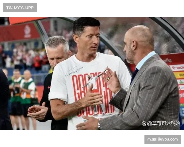 波兰莱万核心作用明显 阵容深度不足制约战术稳定性